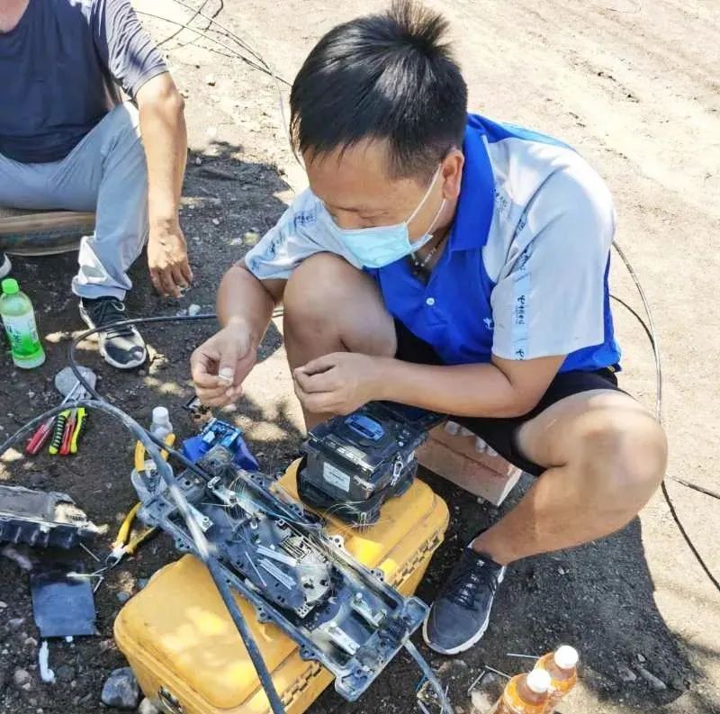 信號守護者 酷暑嚴寒中，電信人打通通訊“最后一公里”